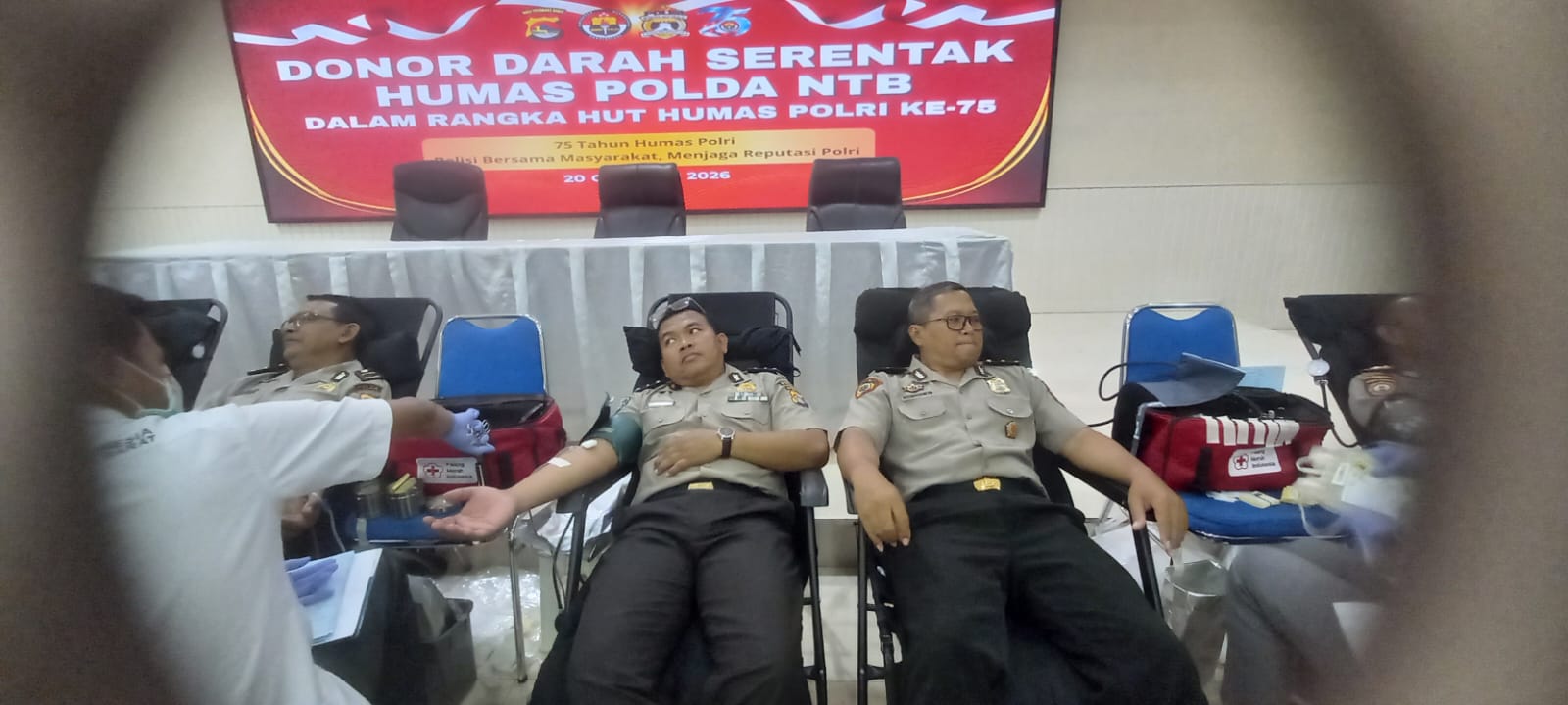 Personel Bid TIK Polda NTB Ikut Serta dalam Aksi Donor Darah Serentak HUT Humas Polri Ke-75